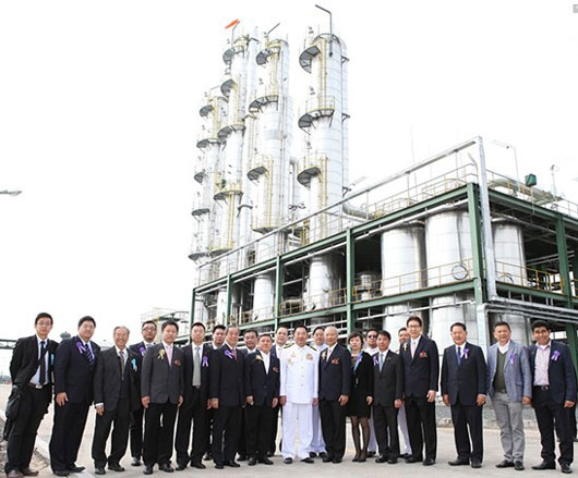 UBE公司股東及承建商在蒸餾塔下合影(左起第六位為中科天元董事長余偉俊先生、左起第四位為中科天元總裁唐兆興先生)